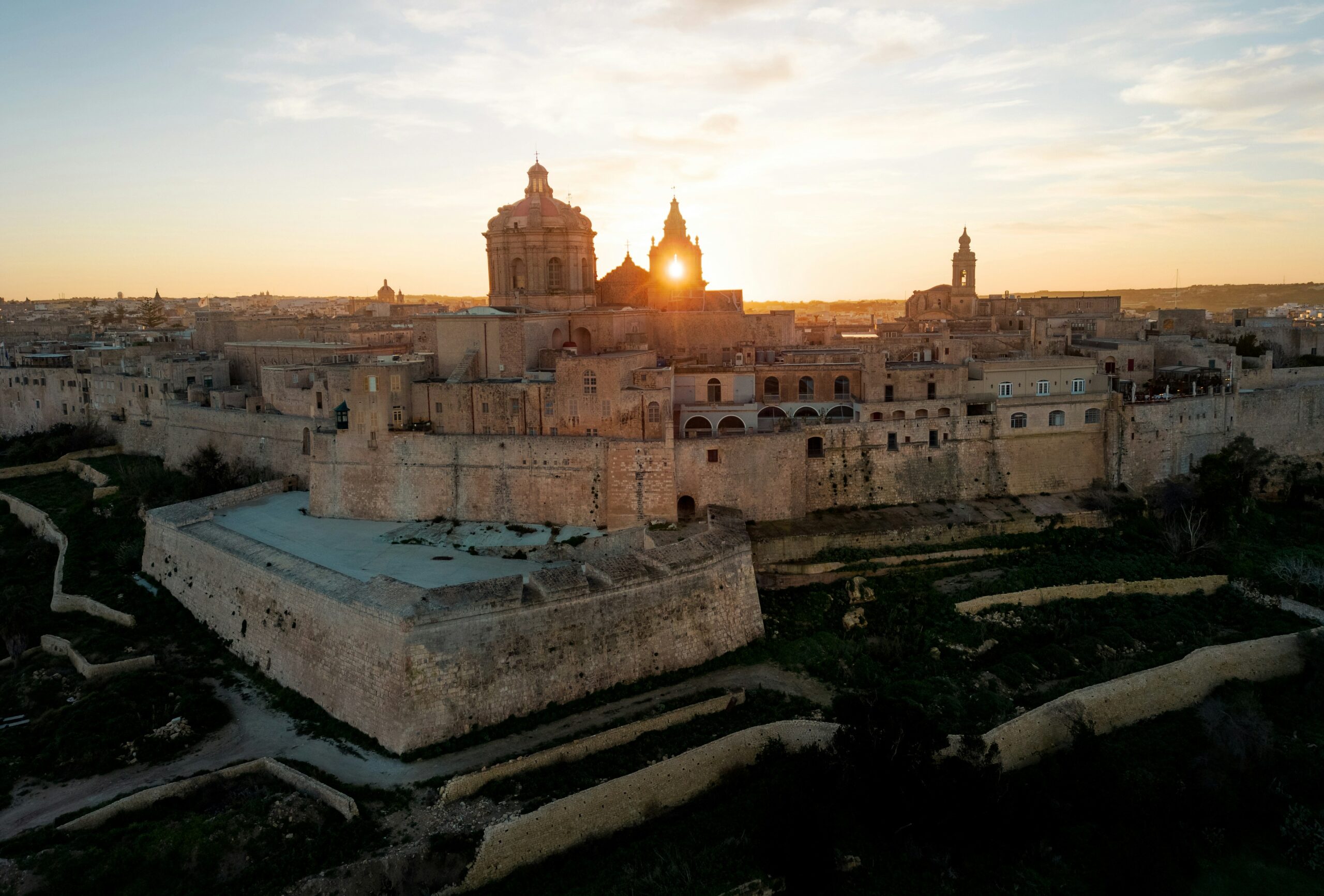 Vista histórica de Malta durante o pôr do sol