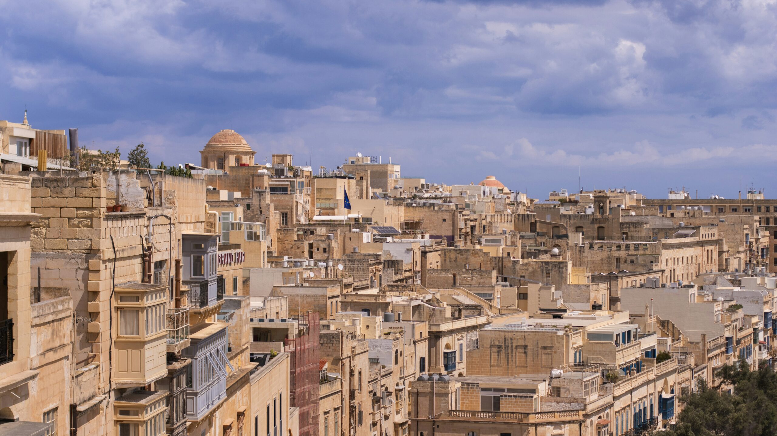 Vista de Malta com arquitetura histórica e mar