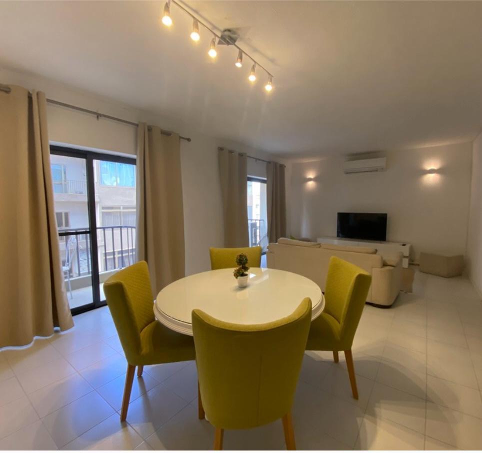 Sala integrada com mesa para convivência do grupo em Malta