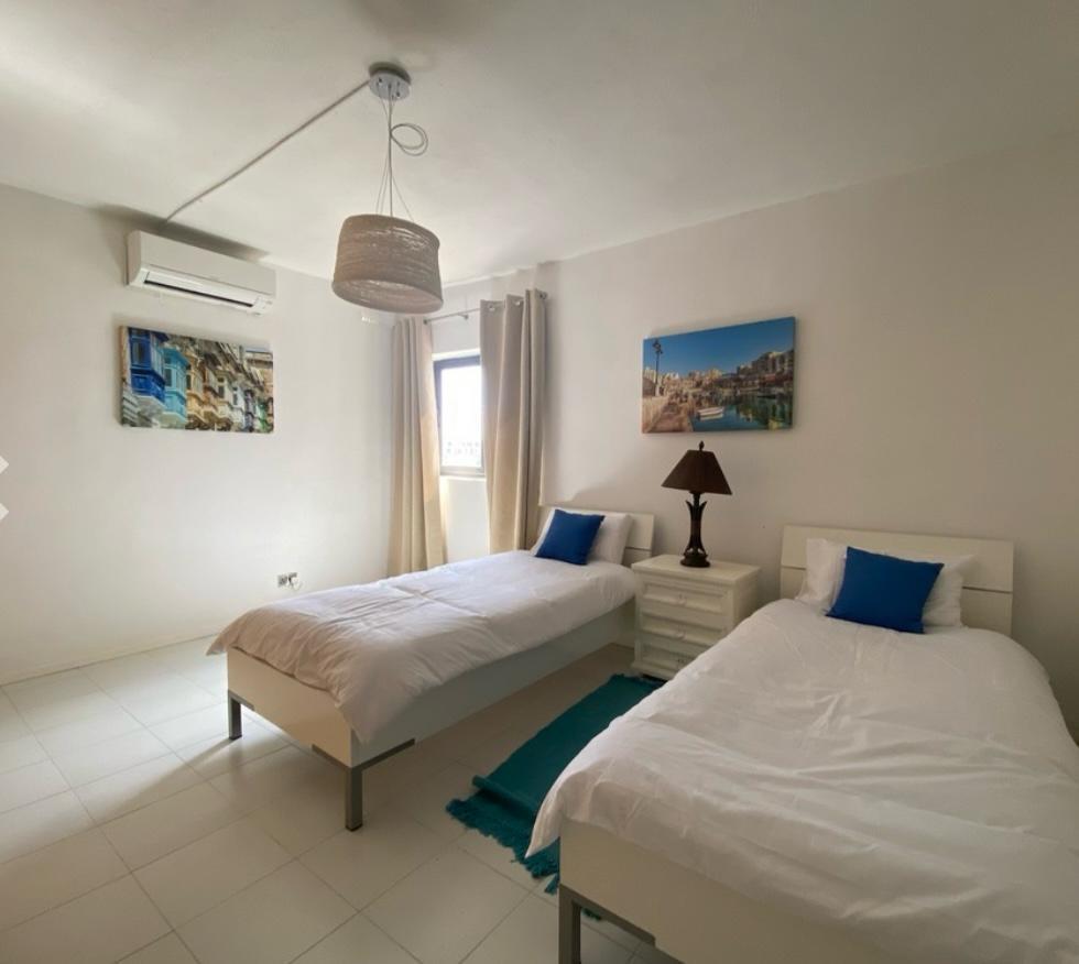 Quarto compartilhado da acomodação exclusiva para o grupo em Malta